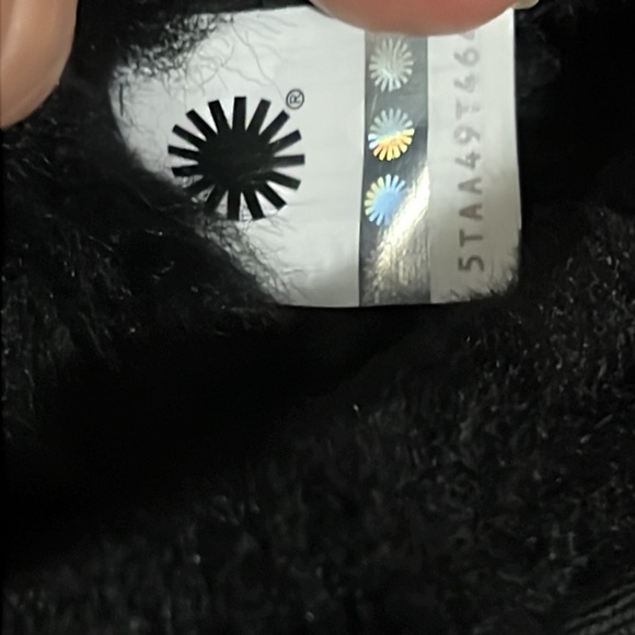 UGG Classic Short ll Boots - Picture 7 of 7